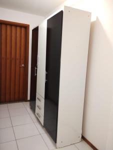 um balneário com uma porta a preto e branco em Studio FG hospedagem em Maceió