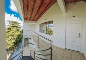een balkon met een trap en een deur bij Hacienda Nápoles y Santorini Agradable y Fresco Apto in Doradal