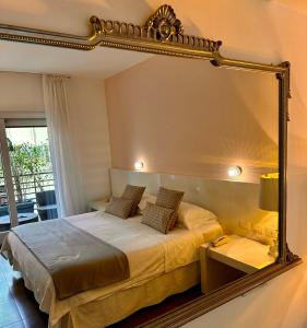 1 dormitorio con espejo grande encima de la cama en Maison R Boutique en Reggio Calabria