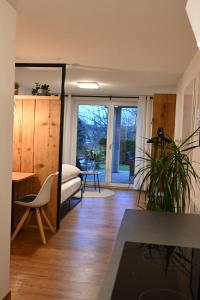 ein Wohnzimmer mit einem Sofa und einem Tisch in der Unterkunft Altholzapartment in Kempten in Waltenhofen