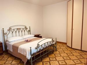 una camera da letto con un letto con un cappello rosa di Roseto in collina a Cologna