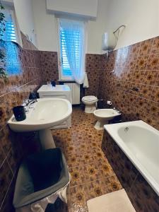 bagno con 2 lavandini, vasca e servizi igienici di Roseto in collina a Cologna