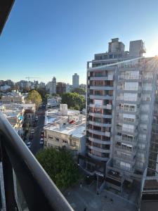 vista sulla città da un edificio di EUGE Apart a Montevideo