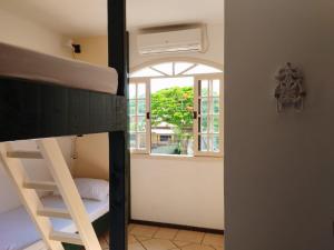 Zimmer mit 2 Etagenbetten und einem Fenster in der Unterkunft Santa Catarina Hostel in Florianópolis