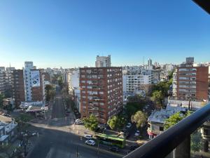 vista su una strada di città con edifici alti di EUGE Apart a Montevideo