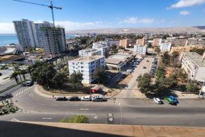 una vista aérea de una ciudad con aparcamiento en Amplio Departamento Central Piso 11 Frente Casino Luckia, en Arica