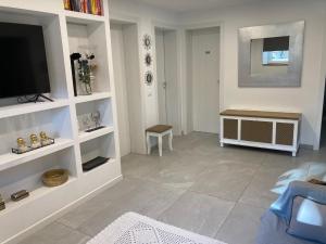 een woonkamer met een flatscreen-tv aan de muur bij Appartamento Casa Roby in Montecatini Terme