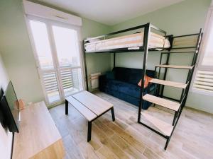 a living room with a bunk bed and a couch at Studio Disneyland Paris in Montévrain