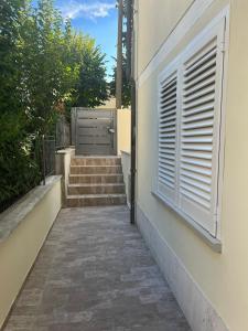 una pasarela que conduce a un edificio con una puerta y escaleras en Appartamento Casa Roby en Montecatini Terme