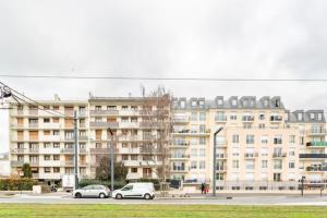 zwei vor einem Gebäude geparkt in der Unterkunft Maison des voyageurs Cerise - PARIS ORLY in Choisy-le-Roi