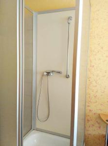 una ducha con cabezal de ducha en un baño en Hotel Yans, en Oberhausen