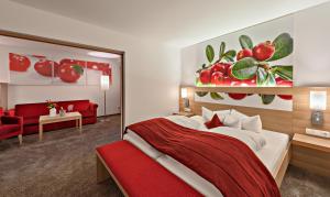 Un pat sau paturi într-o cameră la Geniesserhotel Alpin GmbH