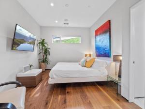 Tempat tidur dalam kamar di Luxury Coastal Home - Pool, Spa, AC, & Ocean Views