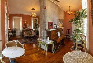 - un salon avec une table et des chaises dans l'établissement Rathbone Mansions New Orleans, à La Nouvelle-Orléans