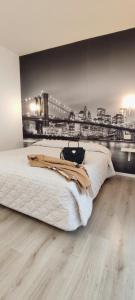 ein Schlafzimmer mit einem Bett und Blick auf die Stadt in der Unterkunft Hotel Everest Arco in Arco + 83 Fotos