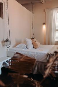 1 dormitorio con 2 camas con sábanas blancas en BijBlauw en Willemstad