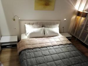 Кровать или кровати в номере Central suite on Clock Square D1