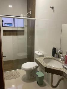 Ванна кімната в Casa inteira em Nova Mutum