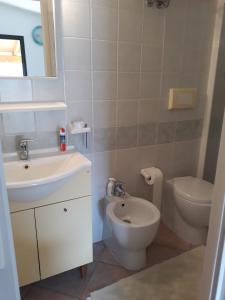 ジェレメアスにあるVilletta Mari Pintauのトイレと洗面台を備えた白いバスルーム +15枚の写真