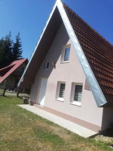 una casa con una gran ventana en el lateral en Vikendica Vrtača- Odvraćenica en Novi Pazar