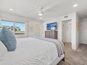 Tempat tidur dalam kamar di Pacific Beach Dreaming - AC, walk 2 town, garage & beach