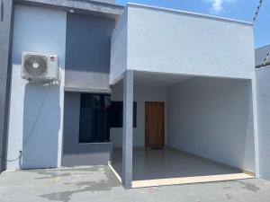 - un bâtiment bleu avec un ventilateur sur le côté dans l'établissement Casa inteira em Nova Mutum, à Nova Mutum