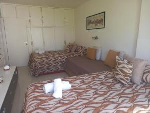 ein Schlafzimmer mit zwei Betten mit Handtüchern darauf in der Unterkunft Mendoza is life in Guaymallen + 8 Fotos