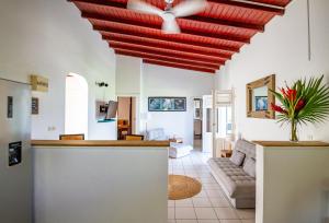 ein Wohnzimmer mit einer roten Decke in der Unterkunft Zandoli Exotic Résidence in Sainte-Anne