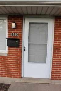 una puerta de garaje blanca en una casa de ladrillo en Relaxing 1-Bedroom Apartment In Dayton, en Dayton
