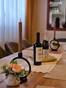 zwei Flaschen Wein auf einem Holztisch in der Unterkunft Casă de vacanță Chalet le Cristal in Sovata