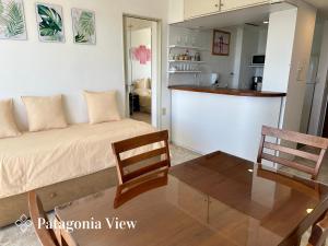 Una sala de estar con una cama y una cocina. en Patagonia View, en San Carlos de Bariloche 27 fotos más