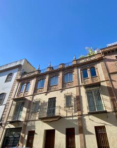 un gran edificio con ventanas laterales en Magic Point Las Setas, en Sevilla