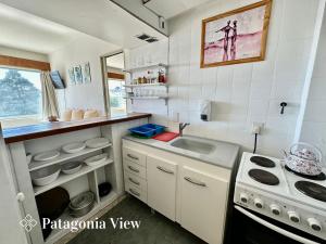 cocina pequeña con fregadero y fogones en Patagonia View en San Carlos de Bariloche