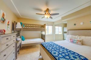 Tempat tidur susun dalam kamar di Stunning Ocean View Home w Rooftop Terrace, Firepit, Fast Wifi, AC & Parking!