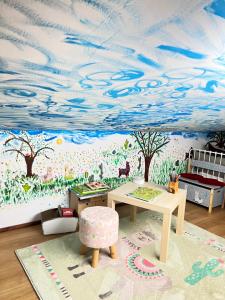 a childs room with a mural of a sky at Ferienwohnung im Park 1 in Lenschow