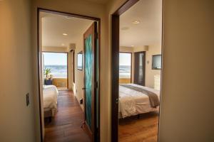 um quarto com 2 camas e vista para o oceano em Verona Oceanfront Luxury Villa w Spa, Multiple Private Patios, Grill, AC & Garage em San Diego