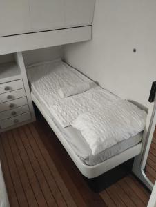 Cama pequeña en habitación con escritorio en Mar y Pepa, en Barcelona