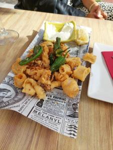 un plato de comida con camarones y pimientos en una mesa en bilbao center apt 90´s PARKING en Bilbao