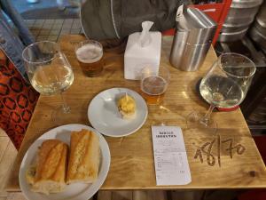 una mesa con dos platos de pan y copas de vino en Bilbao Center Apt PARKING en Bilbao