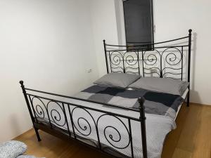 een zwart metalen bed in een kamer met bij West2 Apartment in Wenen