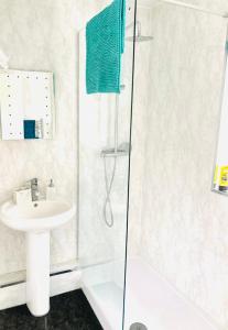 Ένα μπάνιο στο Spacious 2 Bedroom Apt Newcastle Upon Tyne