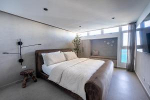 Ένα ή περισσότερα κρεβάτια σε δωμάτιο στο OCEAN VIEW DELUXE SUITE: PVT. BEACH & POOL