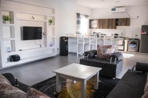 Η κουζίνα ή μικρή κουζίνα στο 4 U Luxury Bungalows Diani