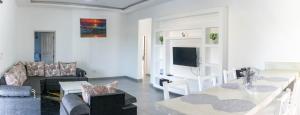 sala de estar con sofá y mesa en 4 U Luxury Bungalows Diani en Diani Beach