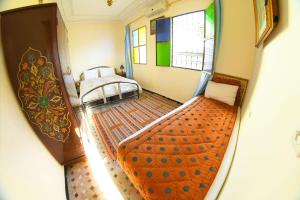 widok na sypialnię z łóżkiem i oknem w obiekcie Fez Experiences w Fezie