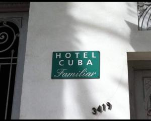ブエノスアイレスにあるHotel Cubaのホテルキューバフェミニズムを読む建物の横の看板