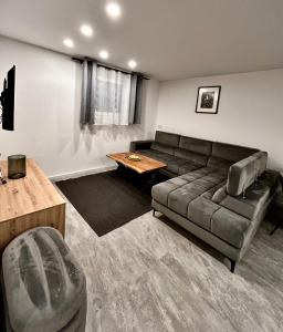 sala de estar con sofá y mesa en My Appartements en Untertauern