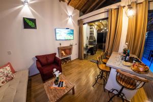 a living room with a couch and a fireplace at Chalé Faisão super luxo in Cunha