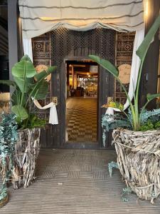 een toegang tot een gebouw met twee potplanten bij Hotel Life Gran Via Design in Madrid