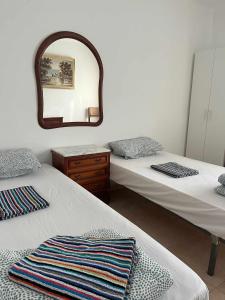 En eller flere senge i et værelse på 24 D-Habitacion en piso